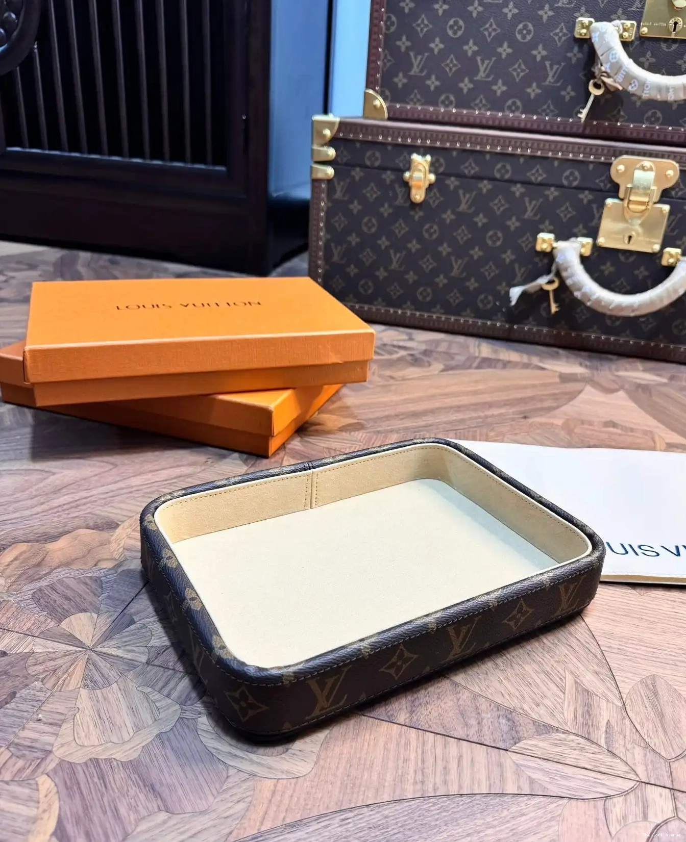 LV VALET TRAY CUSTOM 0522